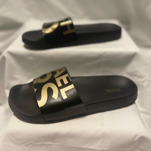 Michael Kors Gilmore Graphic Logo Slide - Black w/Gold Logo Size 7 - Picture 2 of 5